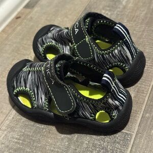 Size 3 KIDS  Nautica Kids Kettle Gulf Protective Black & Neon Green Water Shoes.